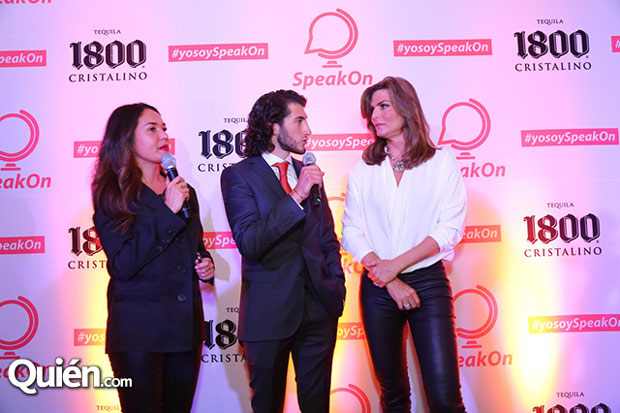 Durante la presentación de SpeakOn, Carlos subió al escenario junto con Montserrat Oliver y Yolanda Andrade, para explicar un poco el funcionamiento de esta app.