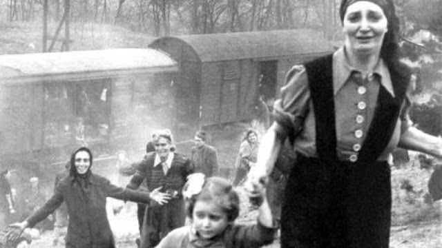 Prisioneros judíos al ser liberado del tren que se dirigía a Theresienstadt, 13 de abril de 1945 - Cortesía del Mayor, Clarence Benjamin - La residencia de George C. Gross