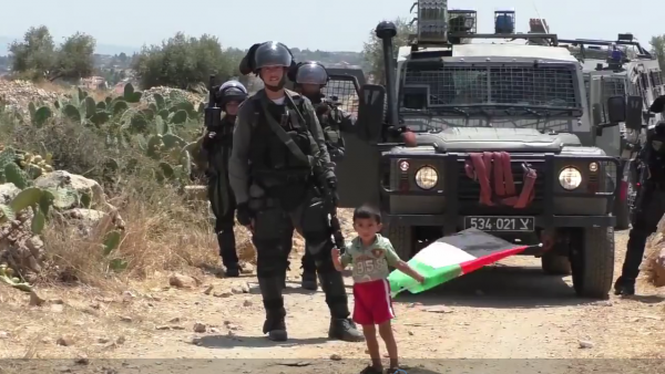 Palestinian child confronts soldiers looking for instructions