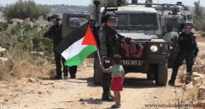Soldado estrecha la mano a niño árabe