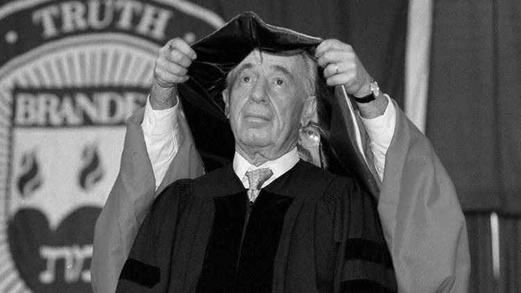 Shimon Peres recibe el grado de profesor honorario en la Universidad Brandeis, en Massachusetts