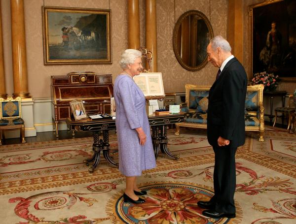 La reina Isabel de Reino Unido con Shimon Peres (Reuters)