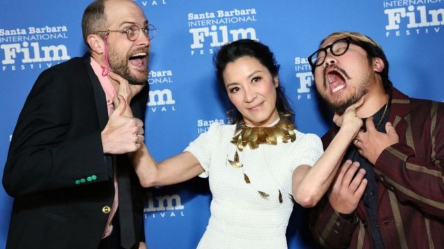 Michelle Yeoh junto los directores Daniel Scheinert y Daniel Kwan.