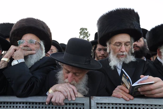 Judíos ultraortodoxos bloquean varias carreteras de Israel durante una protesta contra el servicio militar obligatorio